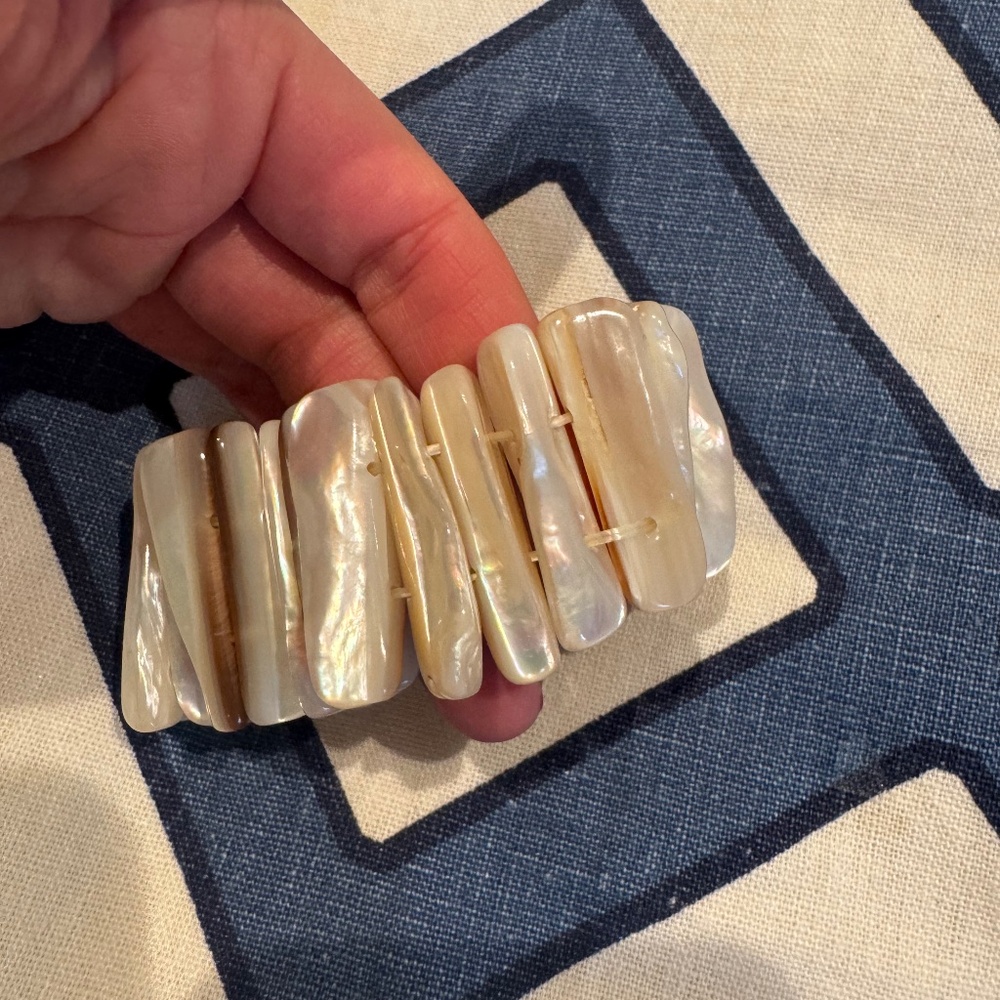 Banana Republic Mother-of-Pearl Stretch Bracelet in Iridescent Cream